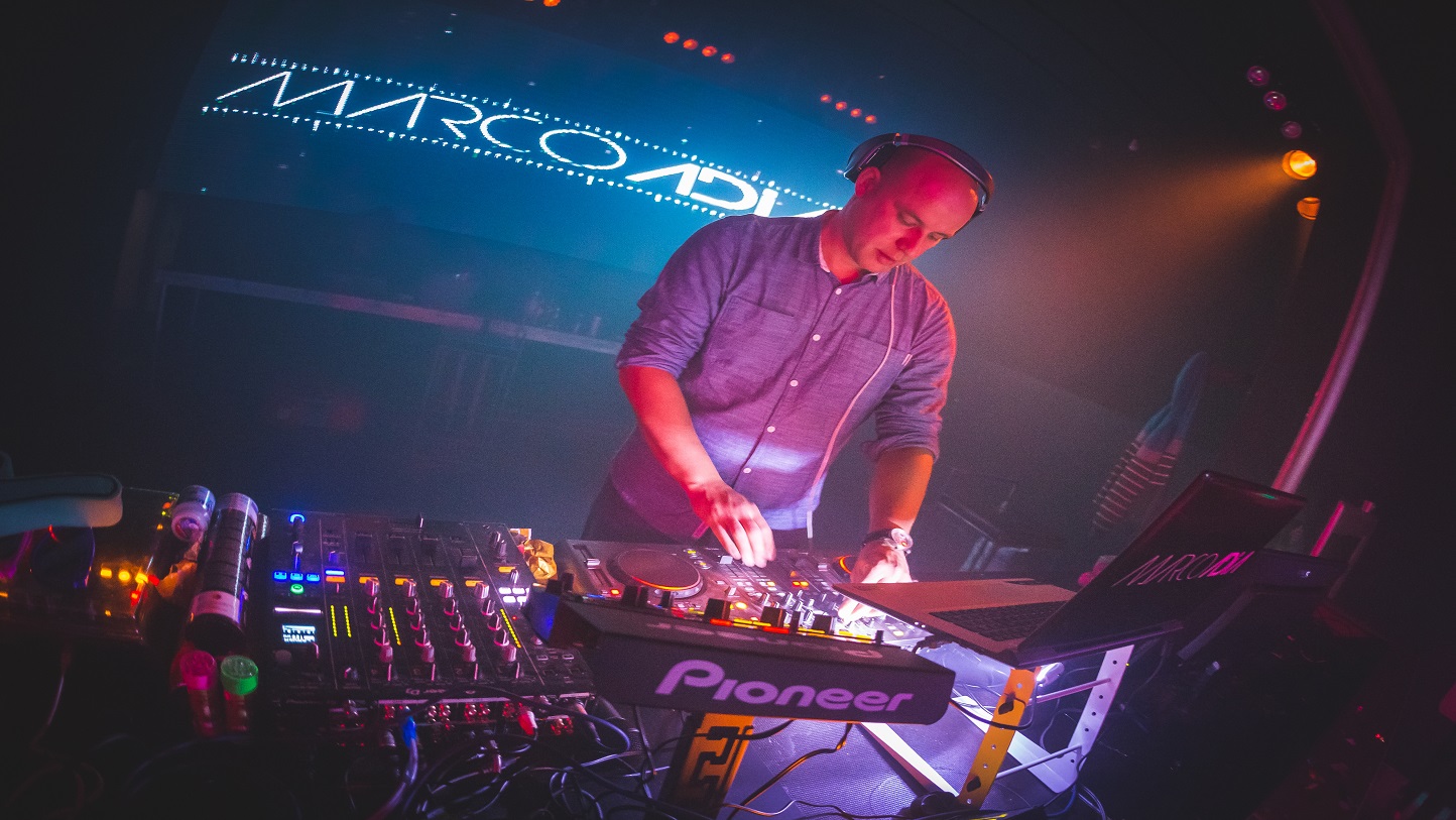 DJ mit Hochzeitspaar